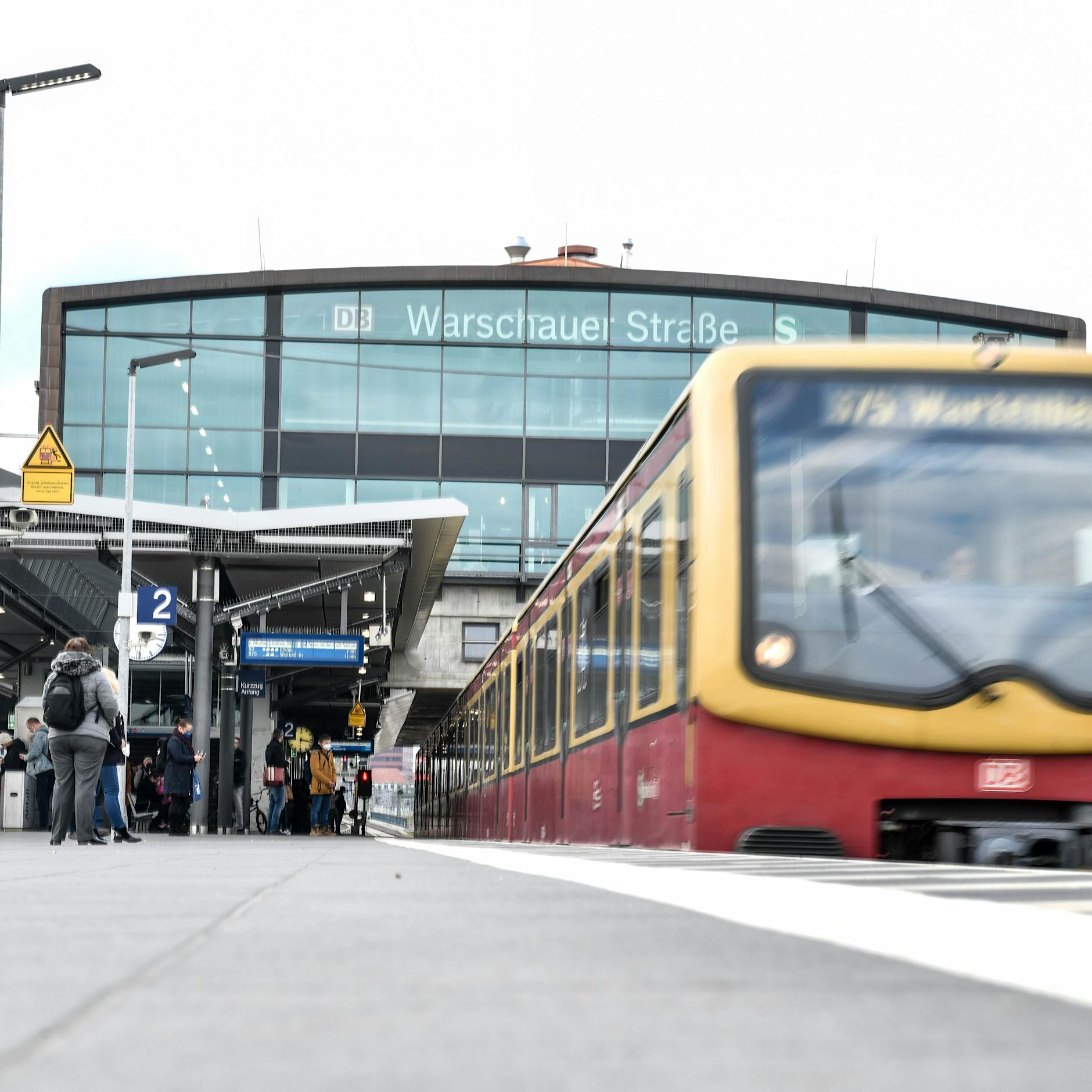 Friedrichshain: Schwangere stürzt in Gleisbett, dann fährt die S-Bahn ein