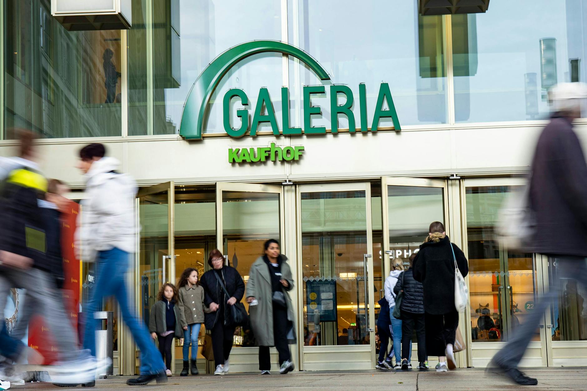 Galeria Karstadt Kaufhof am Alexanderplatz. Das Haus bleibt bestehen, zwei andere in Berlin müssen schließen. 