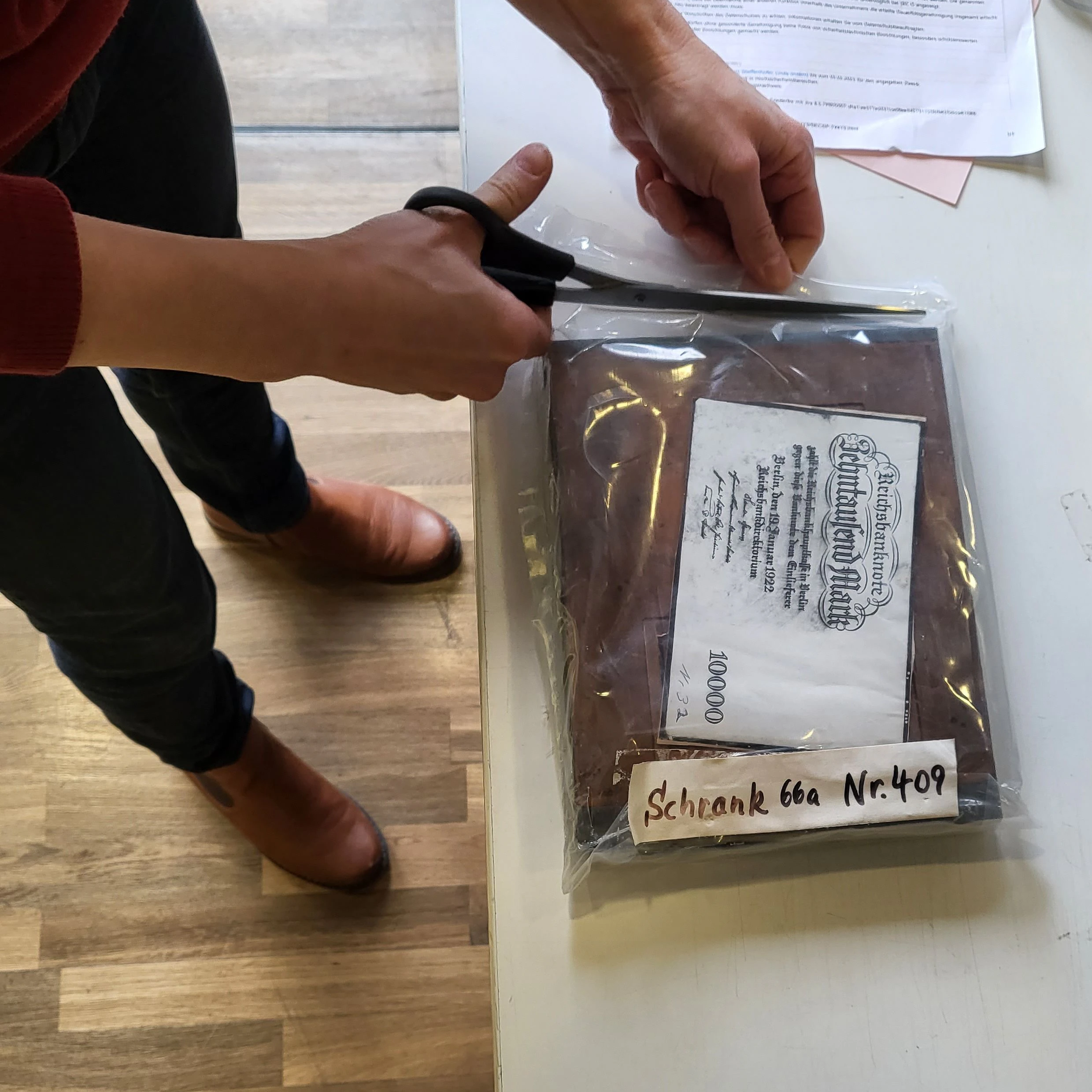 Jahrzehnte lagerte das Druckplattenpaket im Archiv, nun öffnet es die Historikerin Linda Stieffenhofer zum ersten Mal wieder.&nbsp;