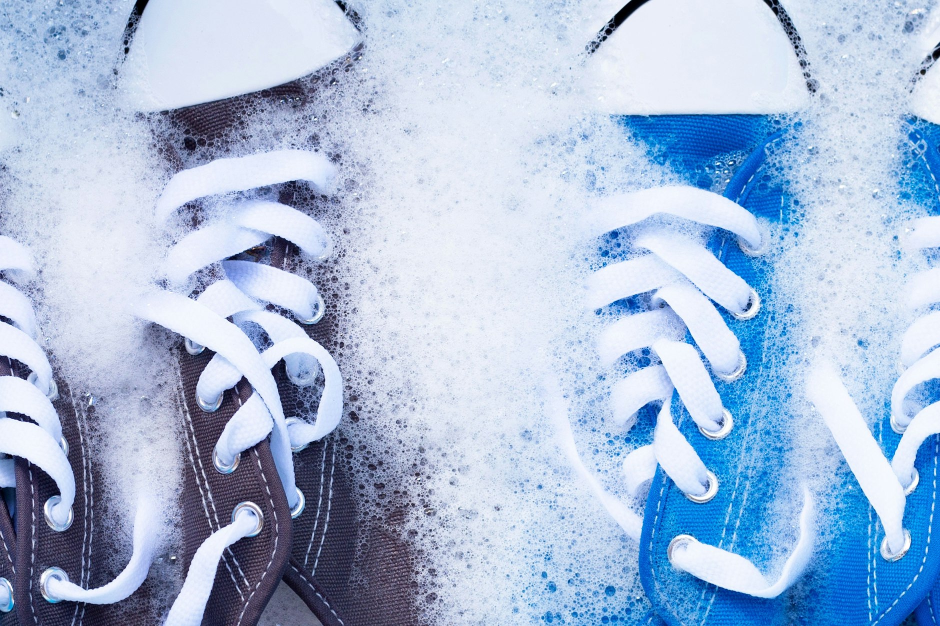 Turnschuhe aus Stoffe können in der Waschmaschine gewaschen werden. Allerdings sollte man das den Sneakern nicht zu oft zumuten.