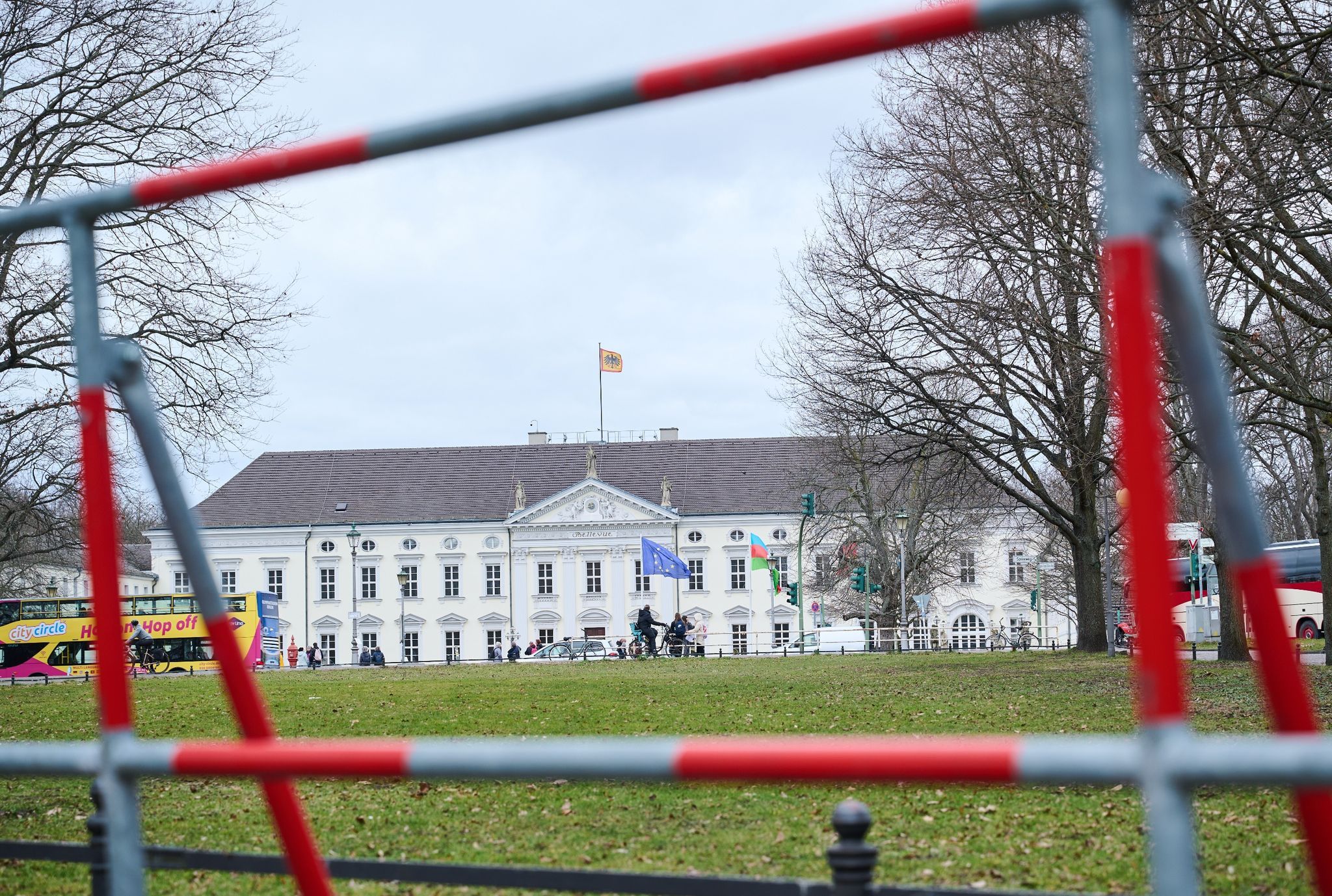 HIER kommt es zu Sperrungen, Staus und Demos – weil DIESER umstrittene Politiker Berlin besucht!