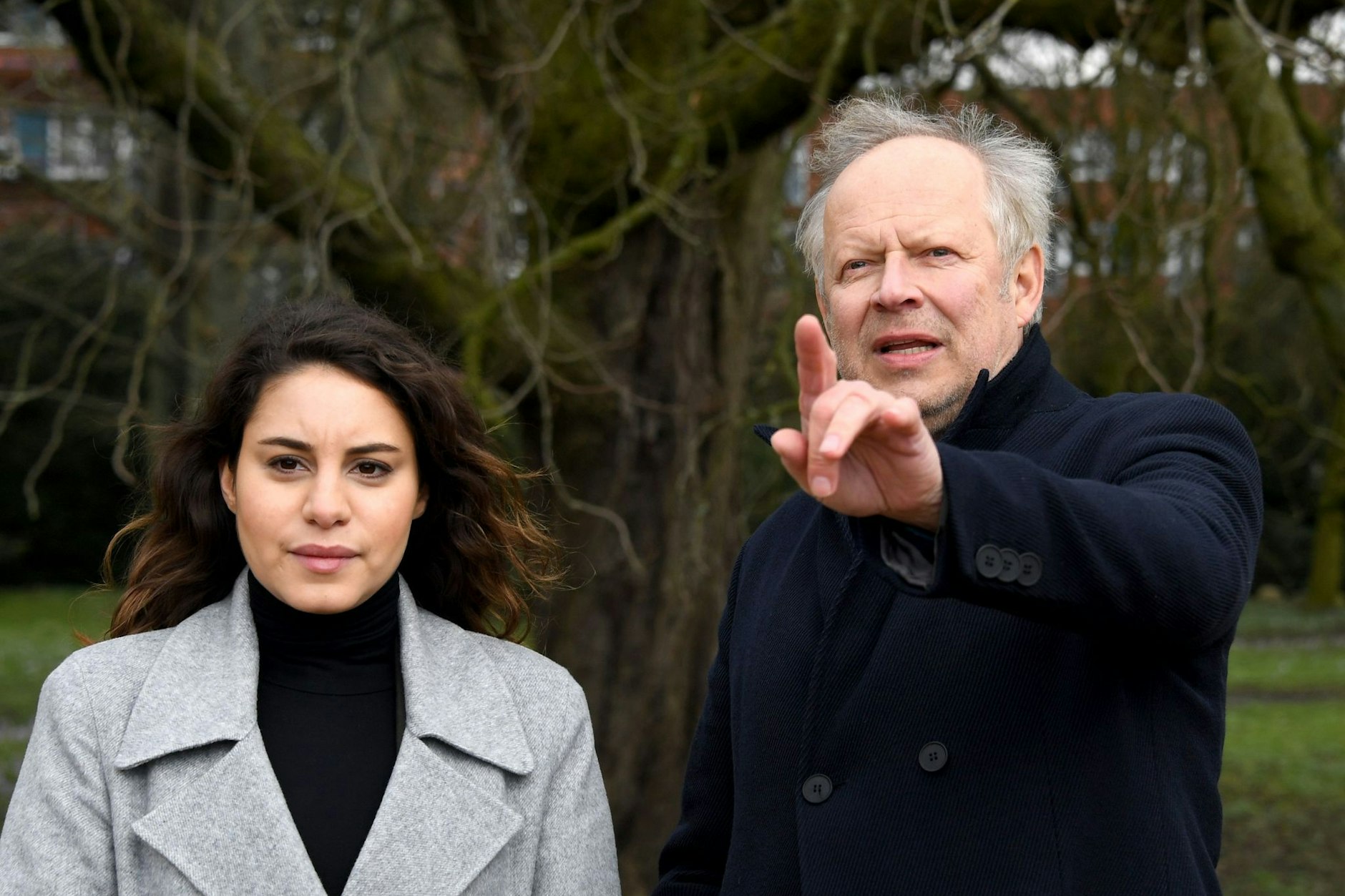 Almila Bagriacik als Mila Sahin und Axel Milberg (Borowski) am Rande von Dreharbeiten zum Tatort.