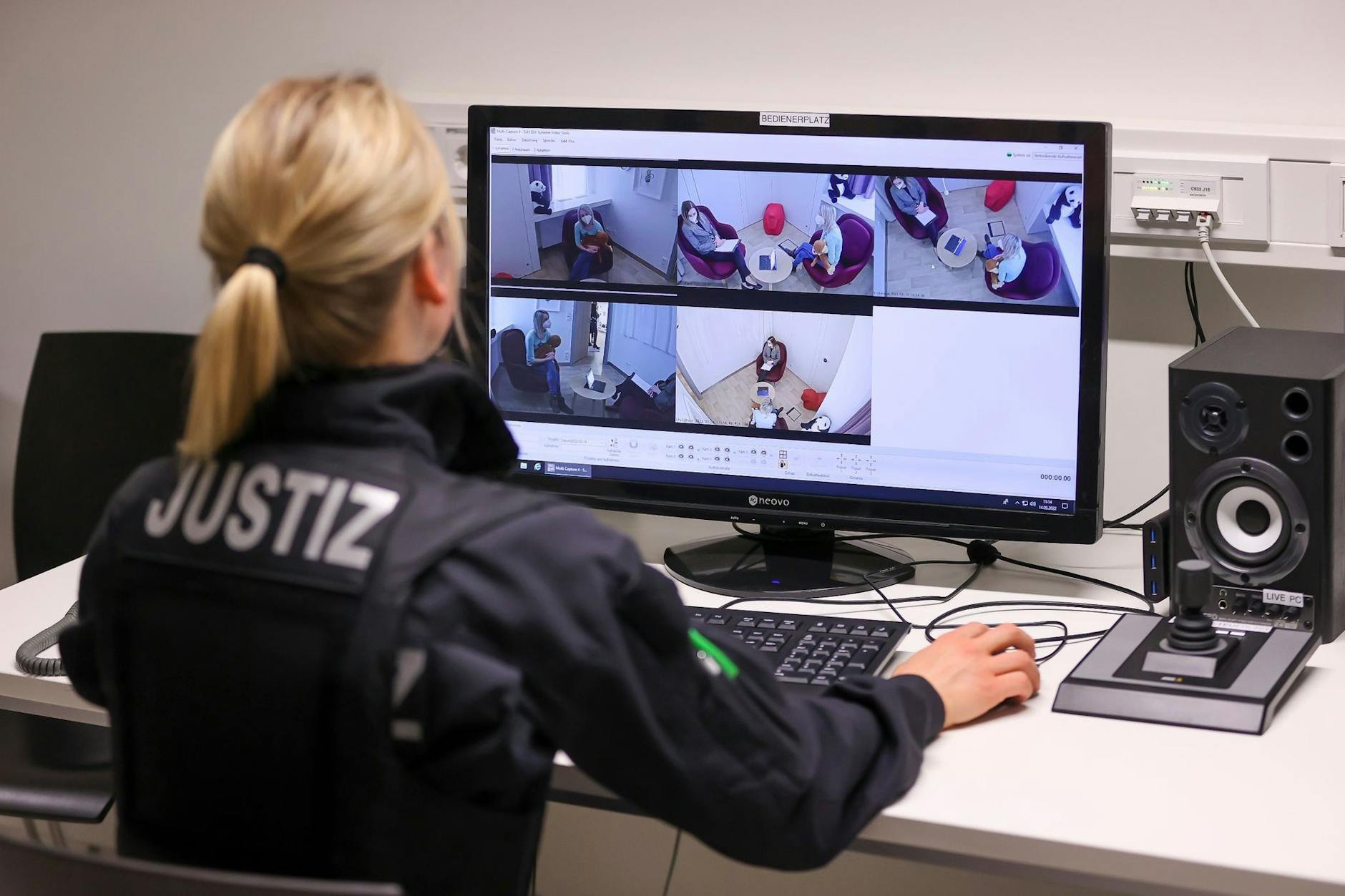 Eine Justizbeamtin zeichnet die Aussage eines Missbrauchsopfers in einem Childhood-Haus auf.