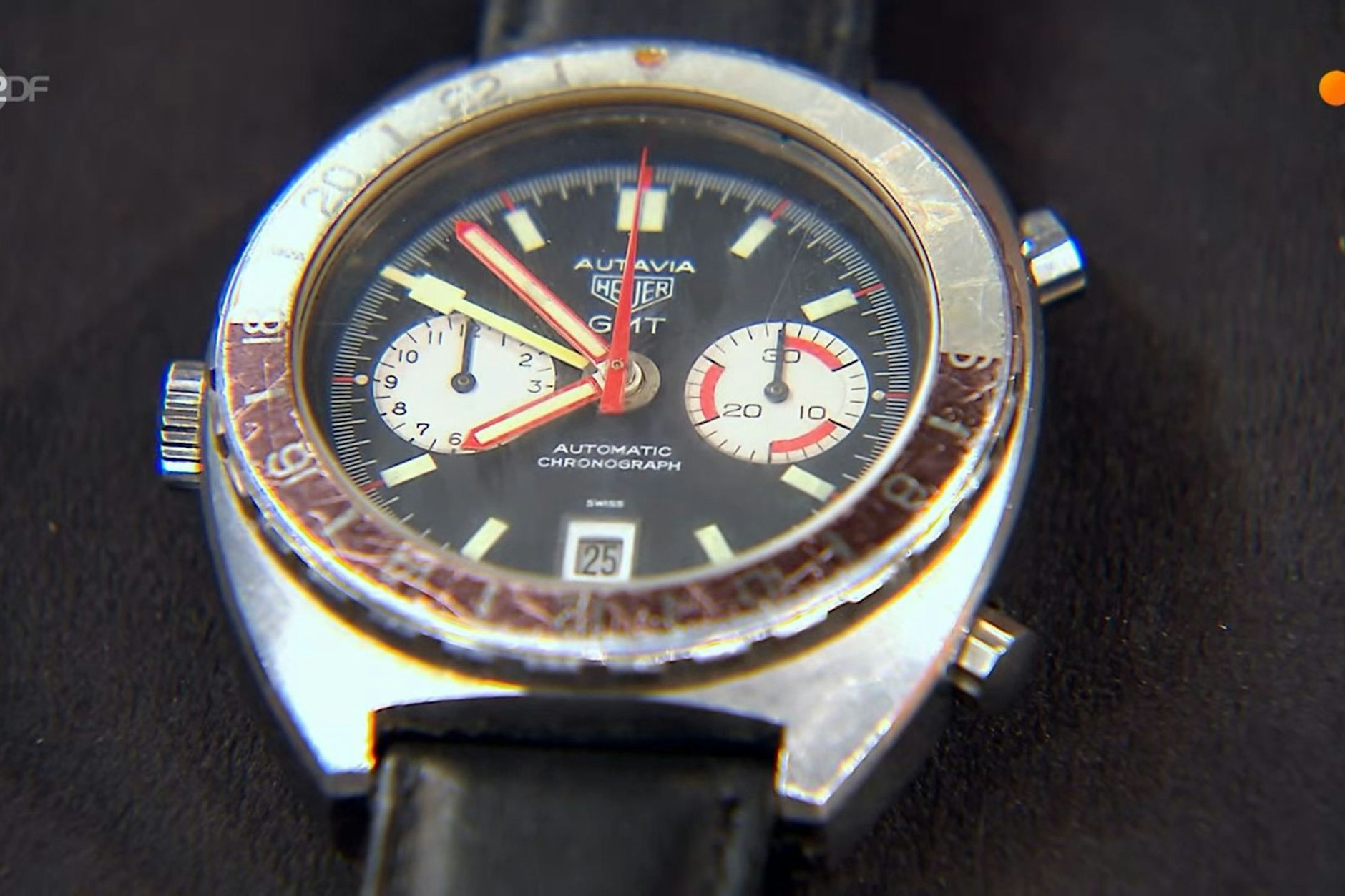 Etwas „abgerockt“, aber ziemlich selten und daher begehrt: ein Heuer-Chronograf aus den 1970er-Jahren, der bei „Bares für Rares“ zum Verkauf steht.