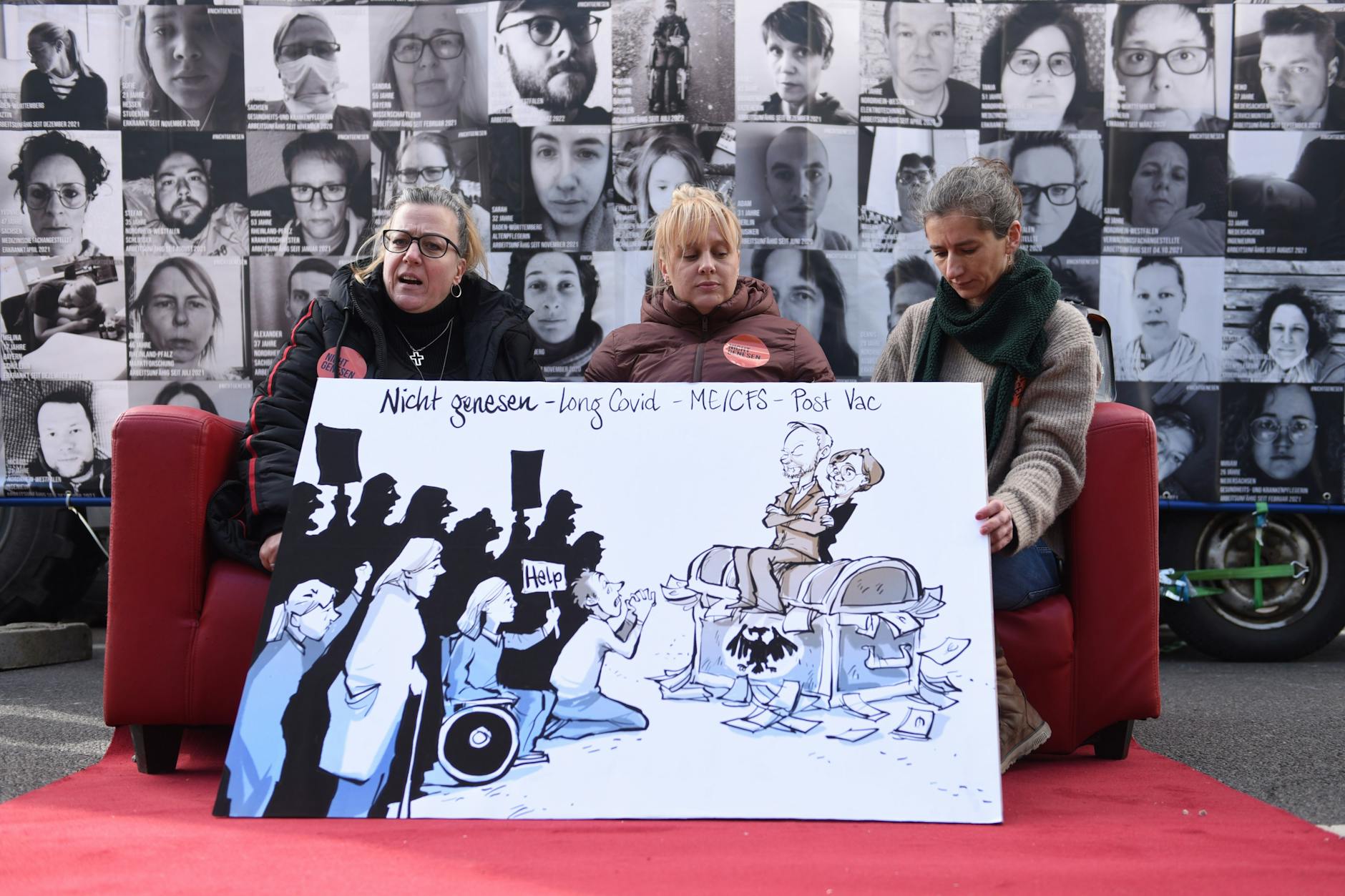 Ricarda Piepenhagen mit Mitstreiterinnen: Demo der Long-Covid-, Post-Vac- und Fatigue-Patienten für mehr Forschung vor dem Bundesforschungsministerium.