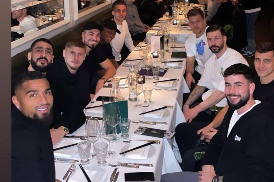 Kevin-Prince Boateng (l.) lud die Mannschaft von Hertha BSC zum Essen ein. Ein Teamabend für den Endspurt im Abstiegskampf.