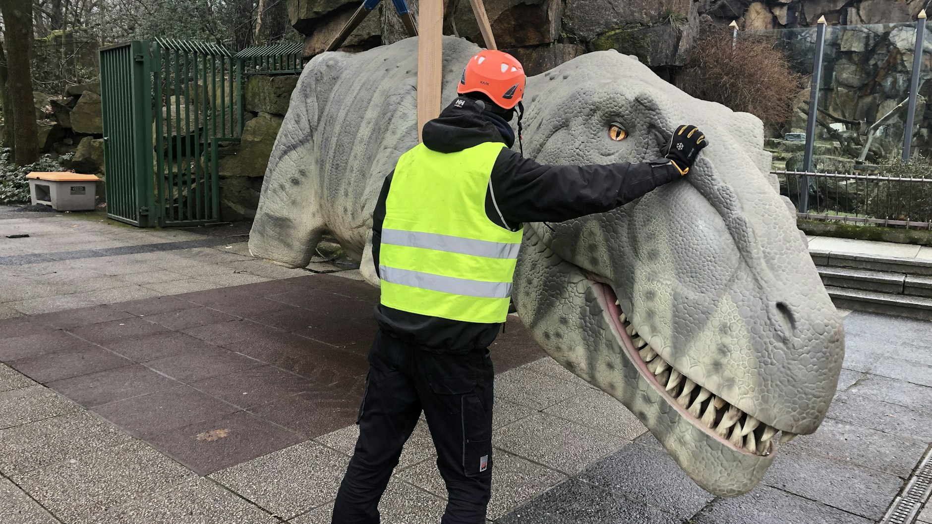 Der Kopf eines Sauriers kommt per Kran.