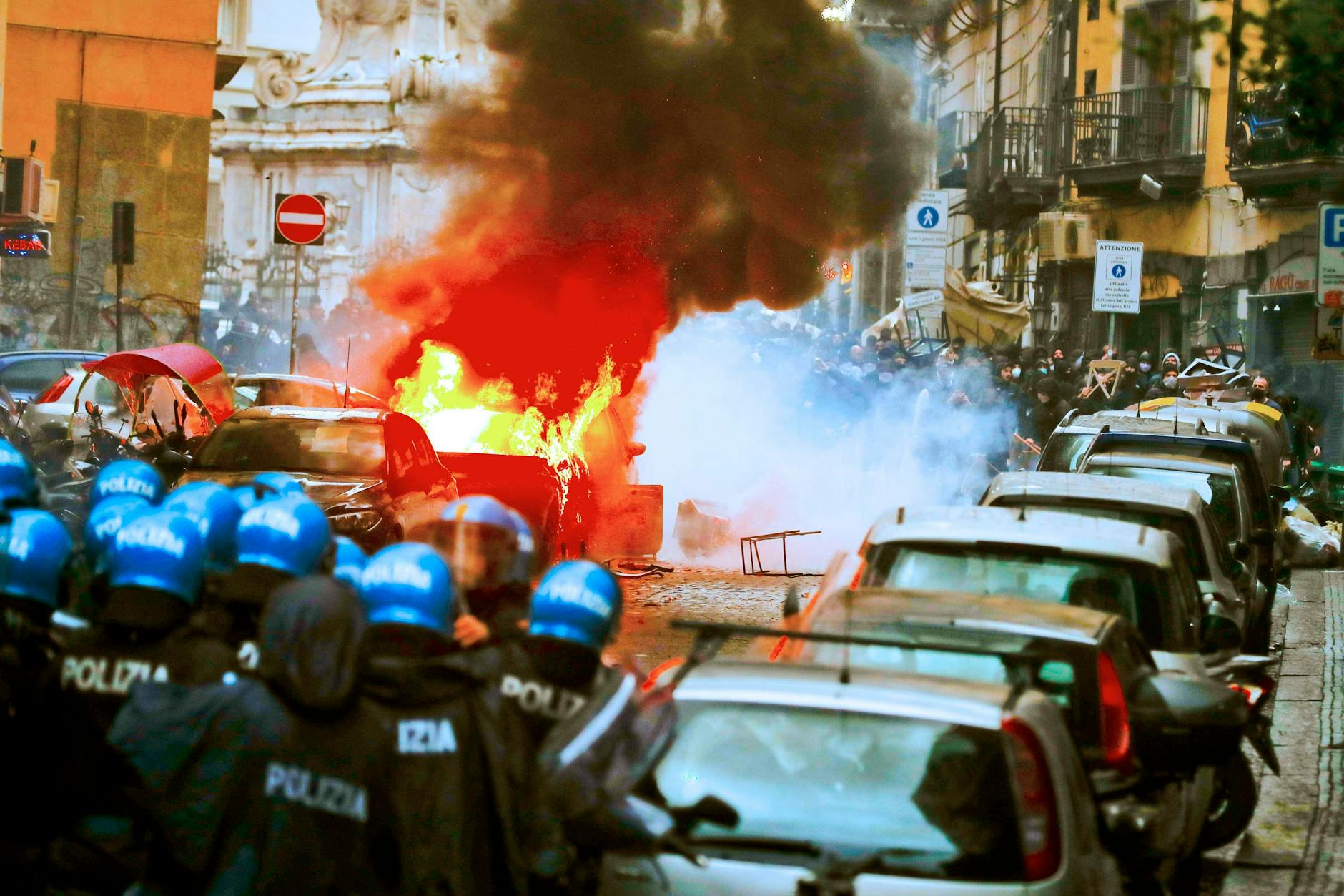 Die Polizei von Neapel steht gewalttätigen Ultras und Hooligans gegenüber.