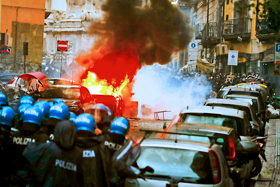 Die Polizei von Neapel steht gewalttätigen Ultras und Hooligans gegenüber.