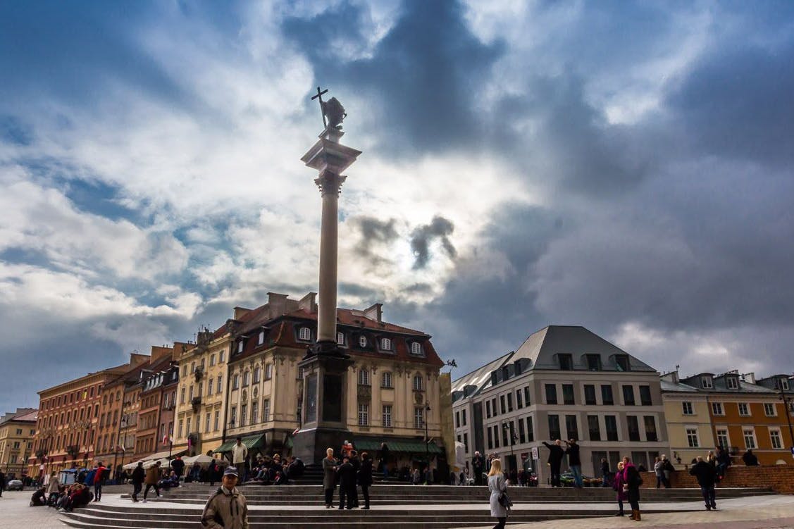 Warschaus Altstadt wurde im Krieg von den Deutschen zerstört und originalgetreu nach Bildern Canalettos wieder aufgebaut. Warschau ist eine faszinierende Stadt voller Brüche und unterschiedlicher Eindrücke. 