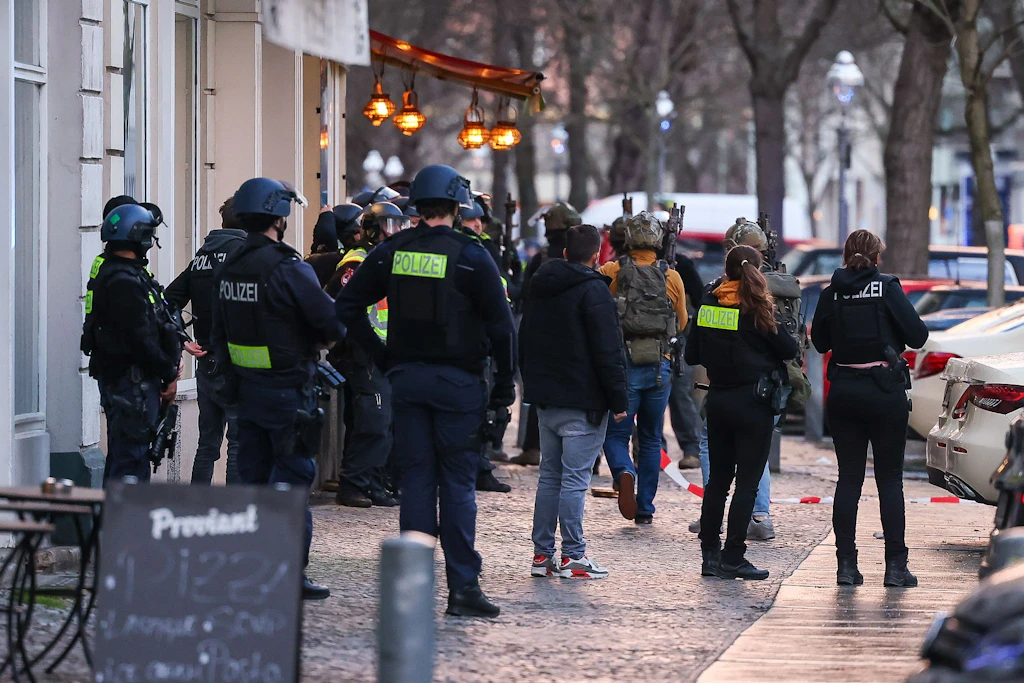 Schüsse in Charlottenburg: Zwei Verletzte, ein Mann festgenommen
