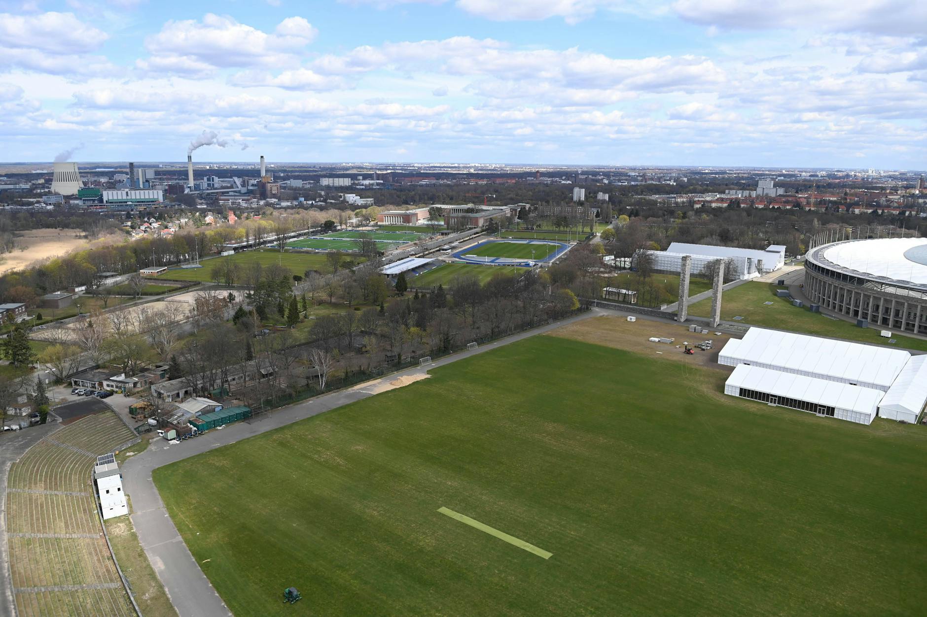 Nördlich des Maifeldes (links oben im Bild) könnte Hertha BSC ein eigenes Stadion bauen, wenn sich Innensenatorin Iris Spranger bei den Koalitionsverhandlungen mit der CDU durchsetzt.