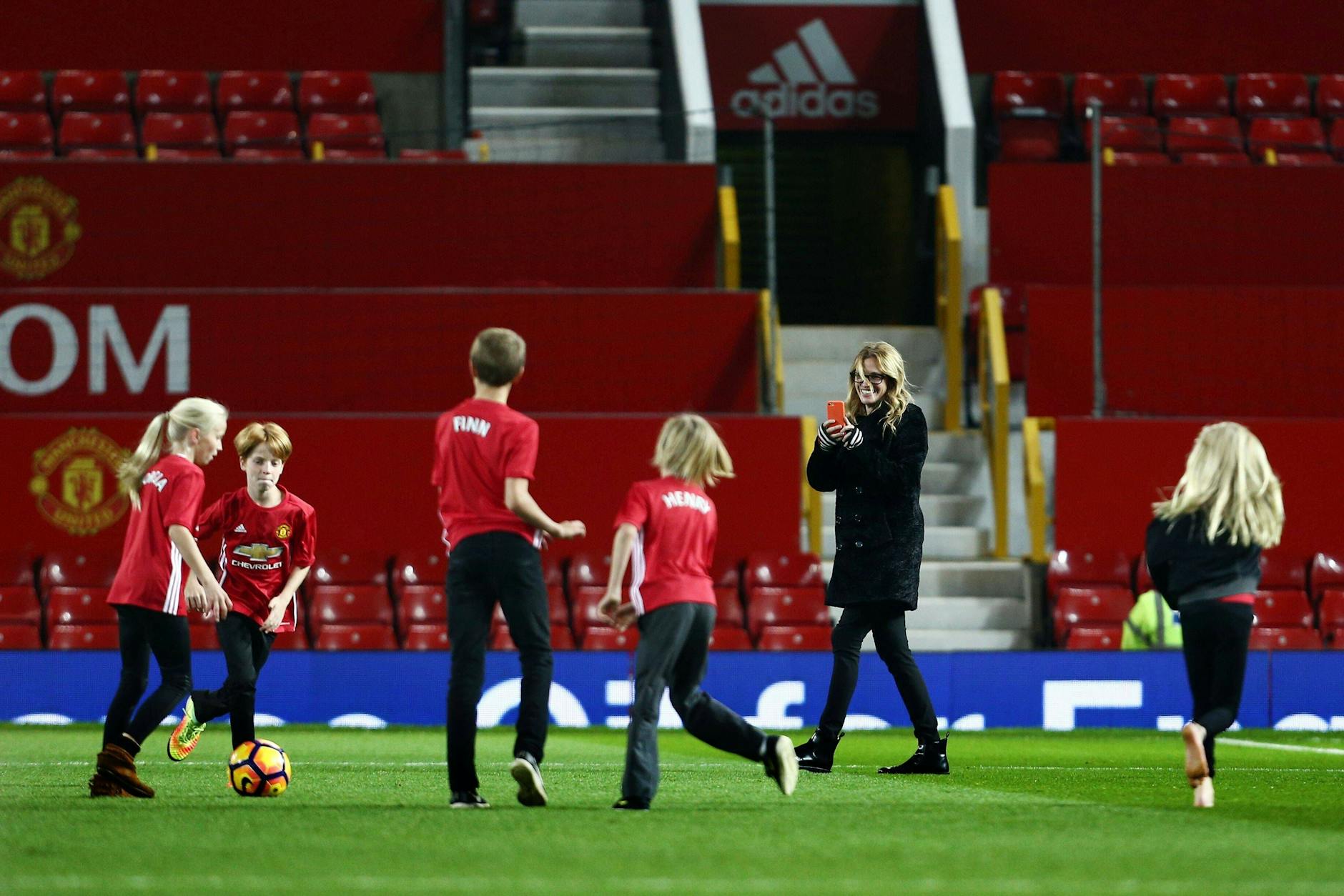 Julia Roberts vergnügte sich bereits 2017 mit ihren Kindern im Stadion von Manchester United. Bilder, die City-Coach Pep Guardiola offenbar das Herz brachen.
