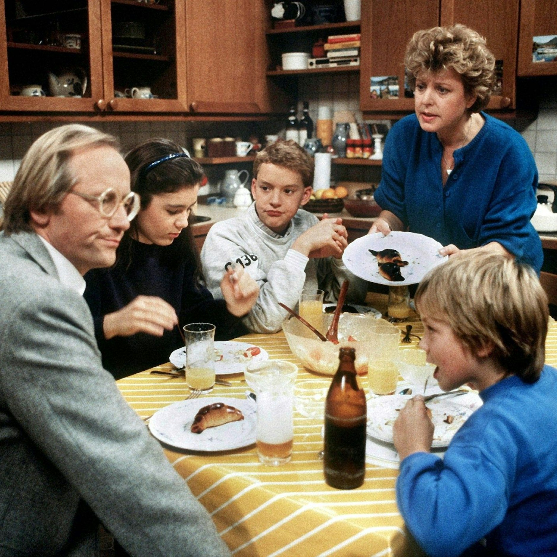 Ein Bild aus frühen „Lindenstraßen“-Tagen (Archivbild von 1986): Helga Beimer (Marie-Luise Marjan, hinten rechts) mit ihrem ersten Mann Hans (Joachim Hermann Luger, l.) und ihren Kindern (v.l.) Marion (Ina Bleiweiß), Benny (Christian Kahrmann) und Klausi (Moritz A. Sachs).