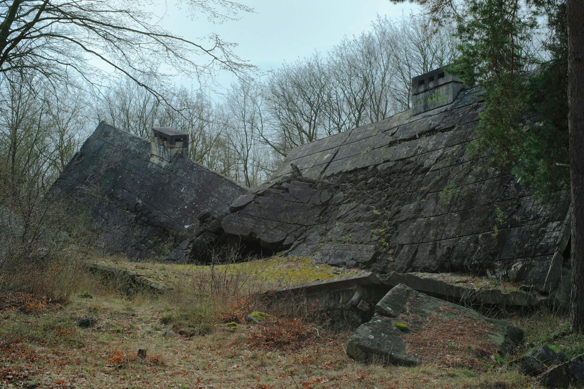 Die Kasernen wurden nach dem Zweiten Weltkrieg gesprengt. Heute brechen sie immer noch zusammen. 