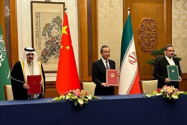 Der Iran und Saudi-Arabien wollen nach sieben Jahren Eiszeit wieder diplomatische Beziehungen aufnehmen: (V.l.n.r ) Musaed bin Muhammad Al-Aiban, Staatsminister von Saudi-Arabien, Wang Yi, Chinas Außenminister und Ali Schamchani, Sekretär des Sicherheitsrats des Iran.