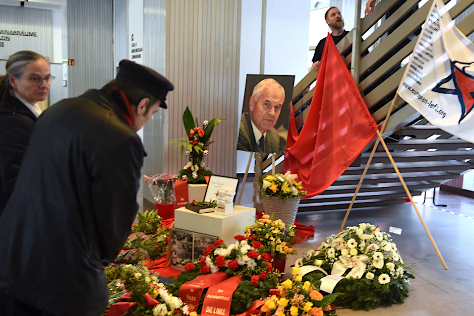 Trauerfeier von Hans Modrow am 15. März 2023: Menschen verabschieden sich vom langjährigen SED-Funktionär, Ministerpräsident der DDR vom 13. November 1989 bis zum 12. April 1990.