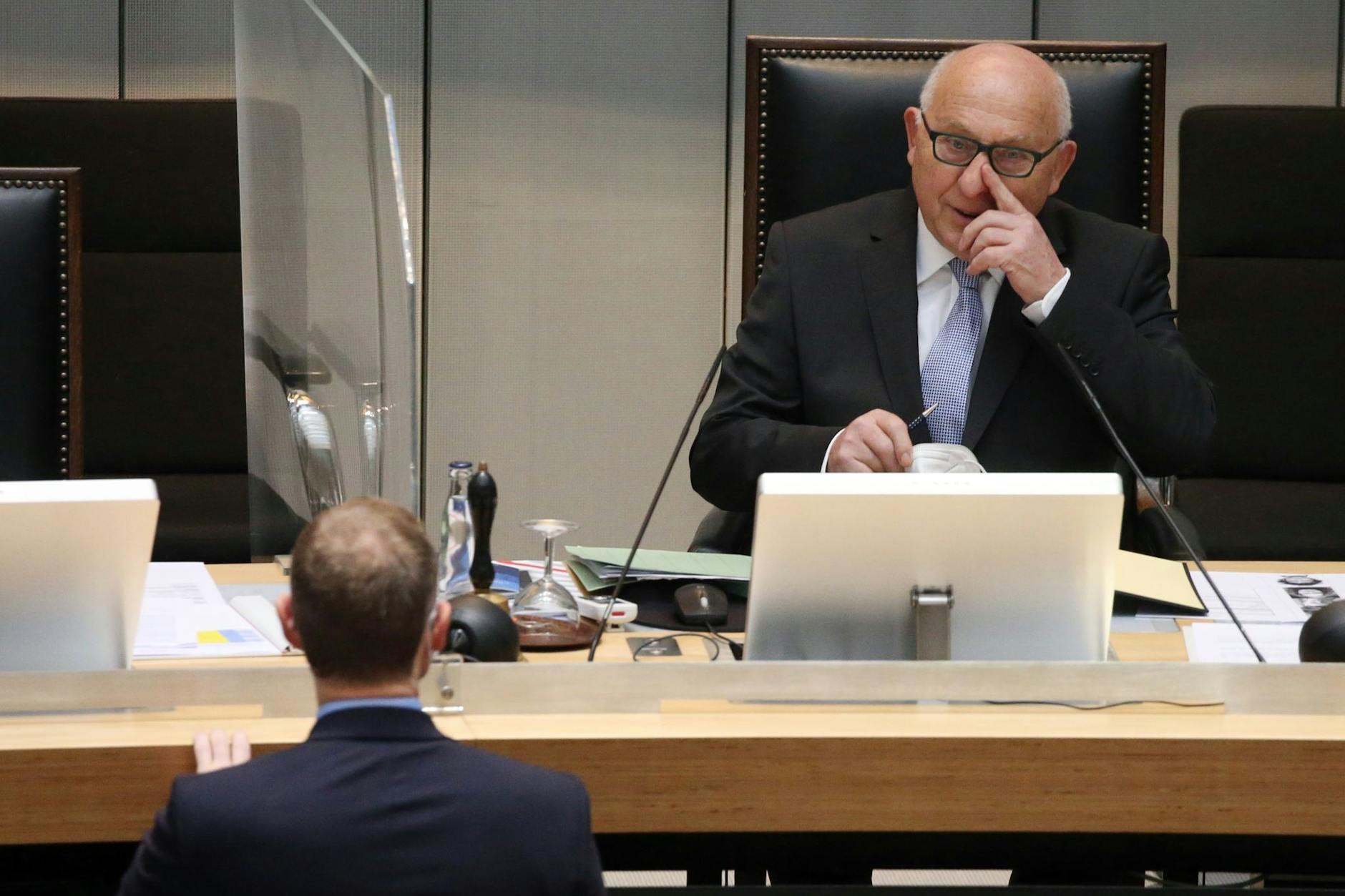 Der Kreuzberger CDU-Politiker Kurt Wansner leitet die erste Sitzung nach der Wahl im Berliner Abgeordnetenhaus. 