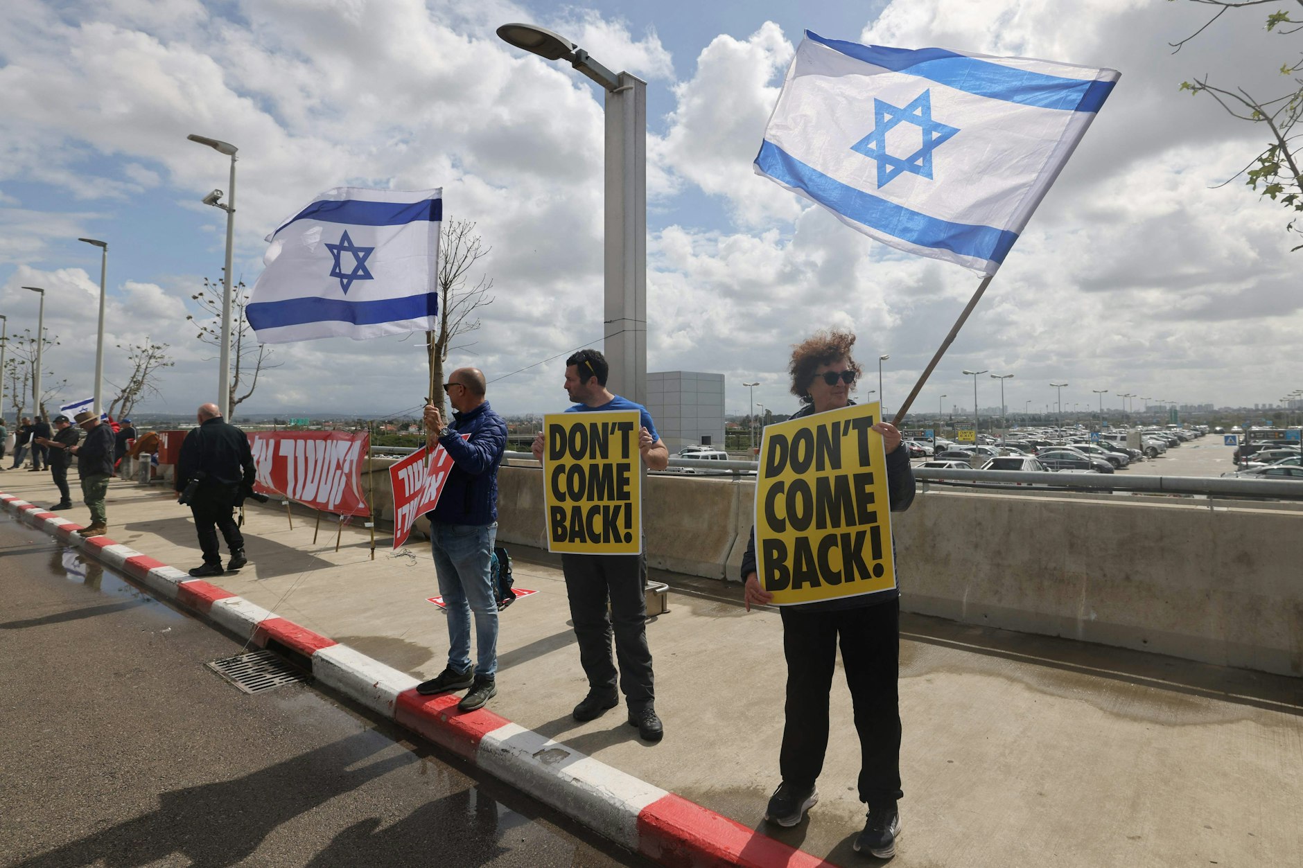 Protesta contro le riforme giudiziarie di Benjamin Netanyahu all'aeroporto di Tel Aviv.