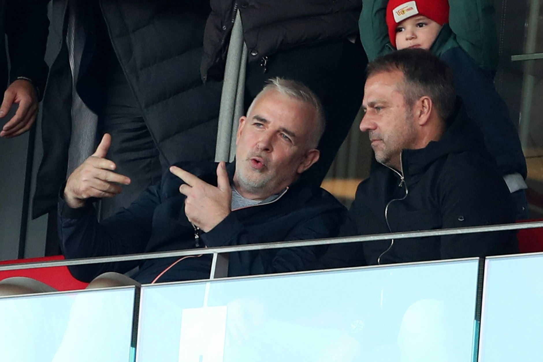 Bundestrainer Hansi Flick (r.), hier im Gespräch mit Union-Präsident Dirk Zingler, machte sich in der Vergangenheit bereits vor Ort in Köpenick ein Bild von den Profis des 1. FC Union.