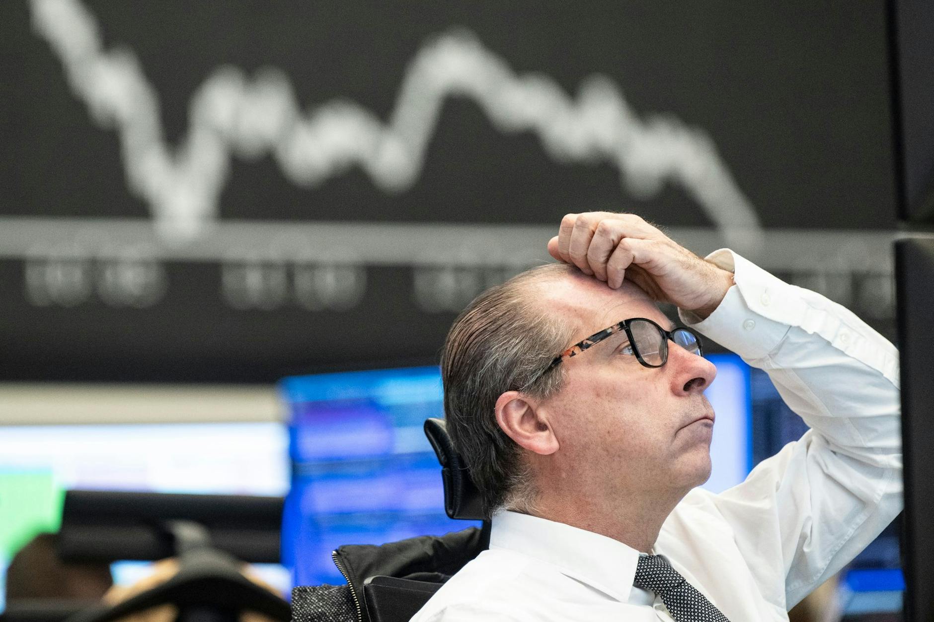 Ein Börsenhändler beobachtet die Kursentwicklung an der Deutschen Börse in Frankfurt. Die jüngsten Turbulenzen in der US-Bankenbranche haben dem deutschen Leitindex DAX zugesetzt.