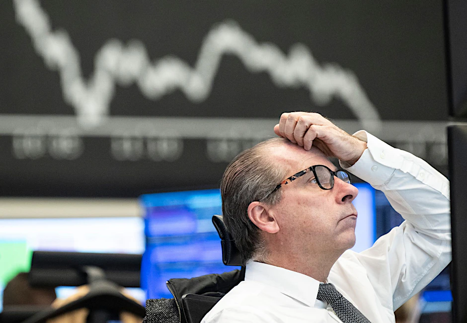 Ein Börsenhändler beobachtet die Kursentwicklung an der Deutschen Börse in Frankfurt. Die jüngsten Turbulenzen in der US-Bankenbranche haben dem deutschen Leitindex DAX zugesetzt.