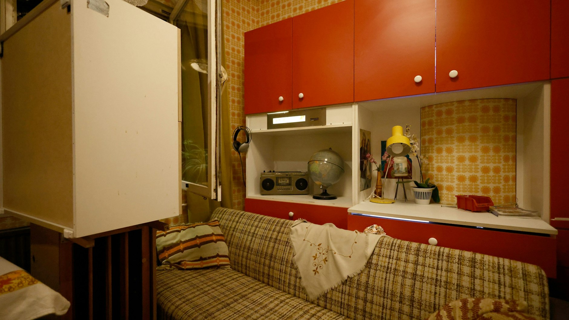 Möbel aus der DDR-Zeit stehen in einem Raum auf der Baustelle bei Renovierungsarbeiten im DDR-Museum. Drei Monate nach dem Platzen des Aquariums in einem Berliner Hotel steht das ebenfalls betroffene DDR-Museum kurz vor der Wiedereröffnung.