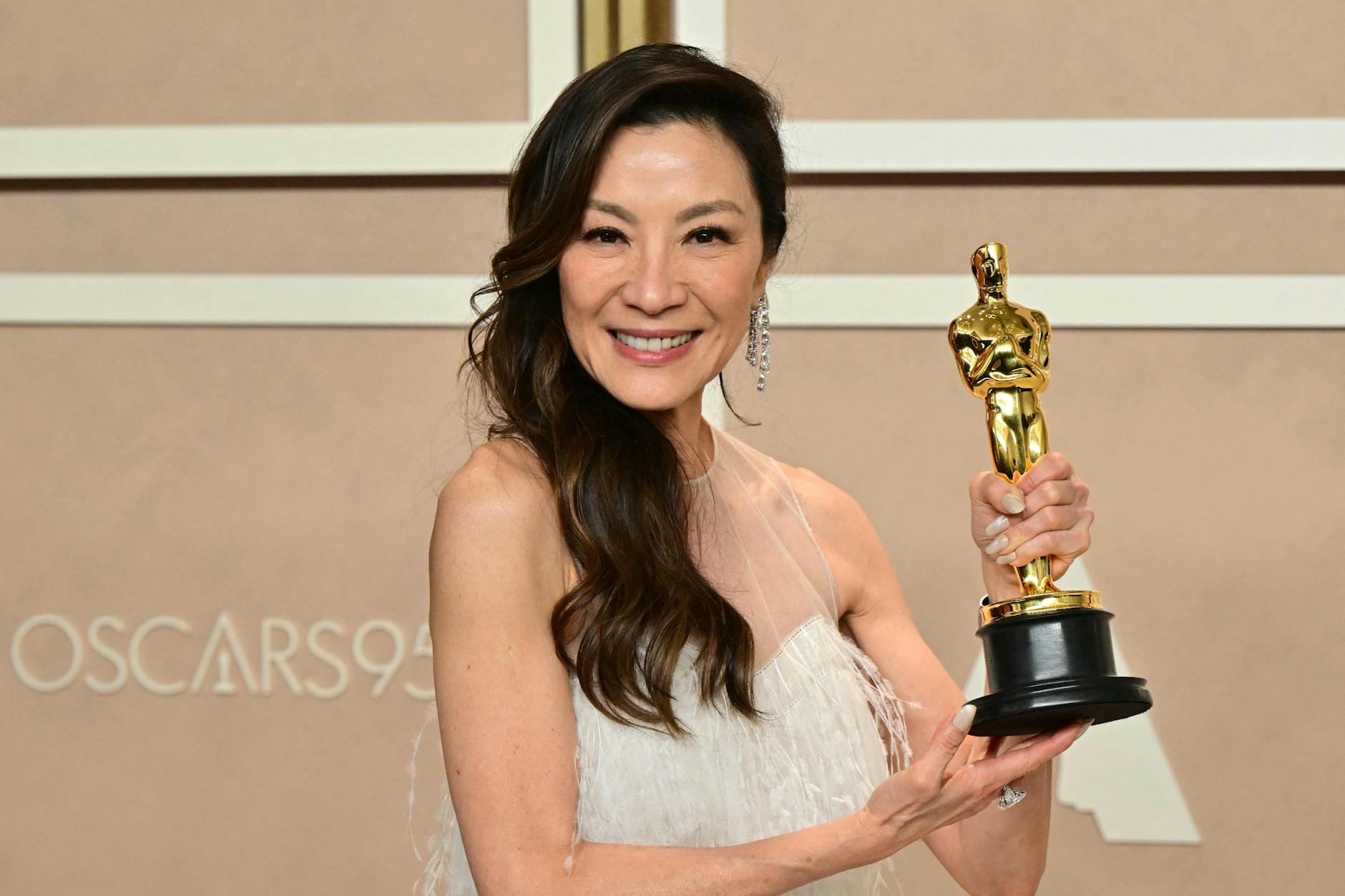 Die in Malaysia geborene Michelle Yeoh gewann als erste Asiatin den Oscar in der Kategorie „Beste Schauspielerin“.