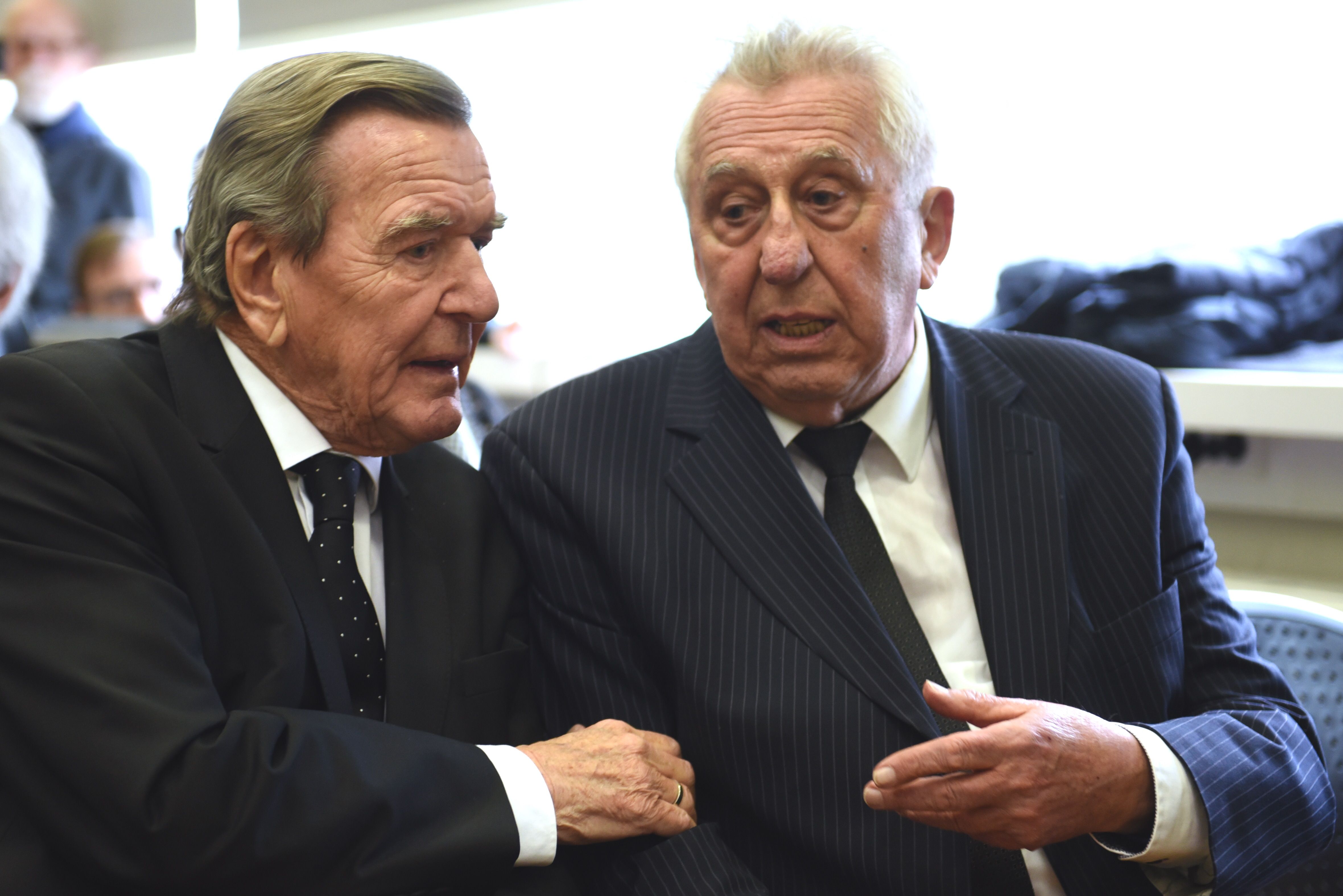 Image - Abschied von Hans Modrow: Altkanzler Schröder kam zur Trauerfeier in Berlin