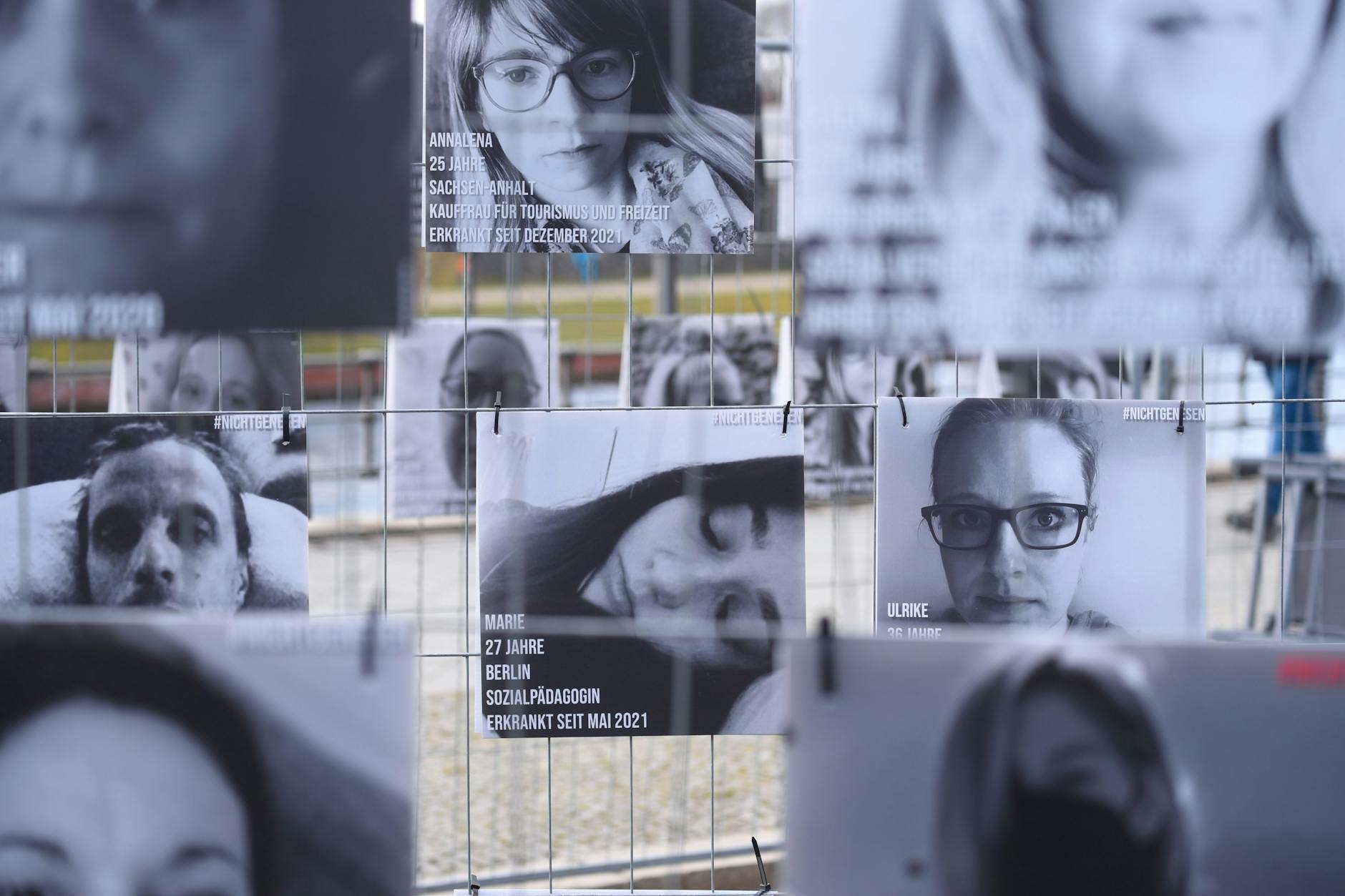 Fotos von Erkrankten vor dem Bundesforschungsministerium. Selbst demonstrieren können die Menschen nicht. 