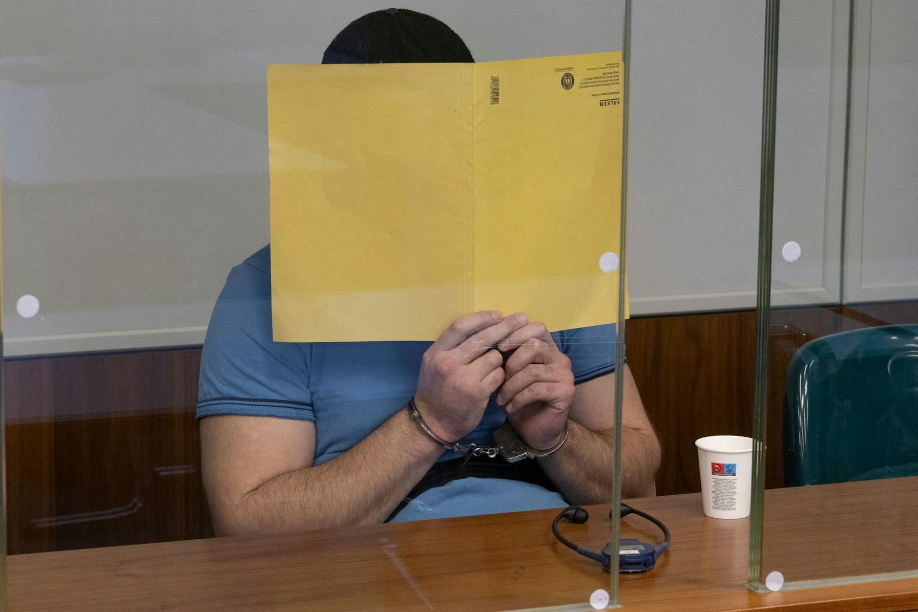 Igor P. durfte auch während der Verhandlung die Handschellen nicht abnehmen.