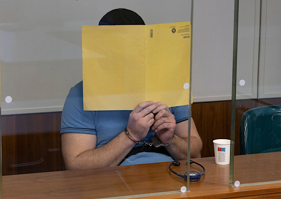 Igor P. durfte auch während der Verhandlung die Handschellen nicht abnehmen.