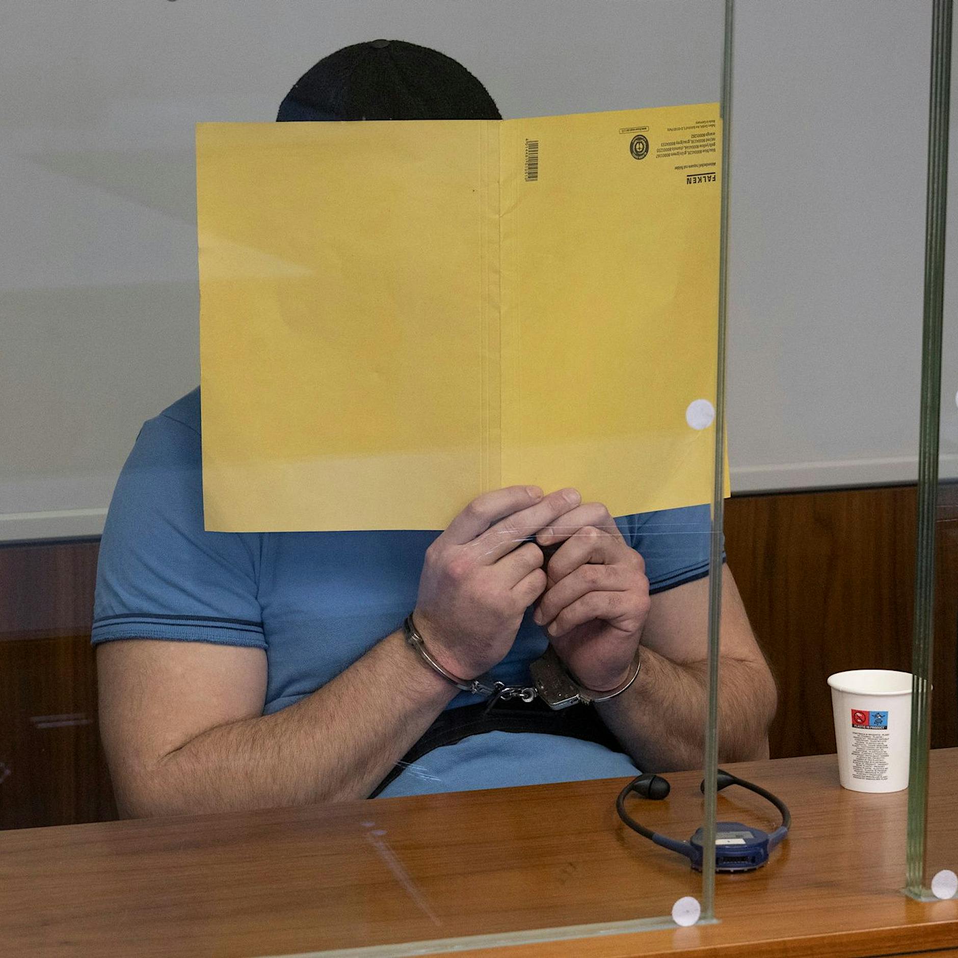 „Aus Vergnügen“ mit Stahlkappenschuhen auf S-Bahn-Fahrgäste eingetreten