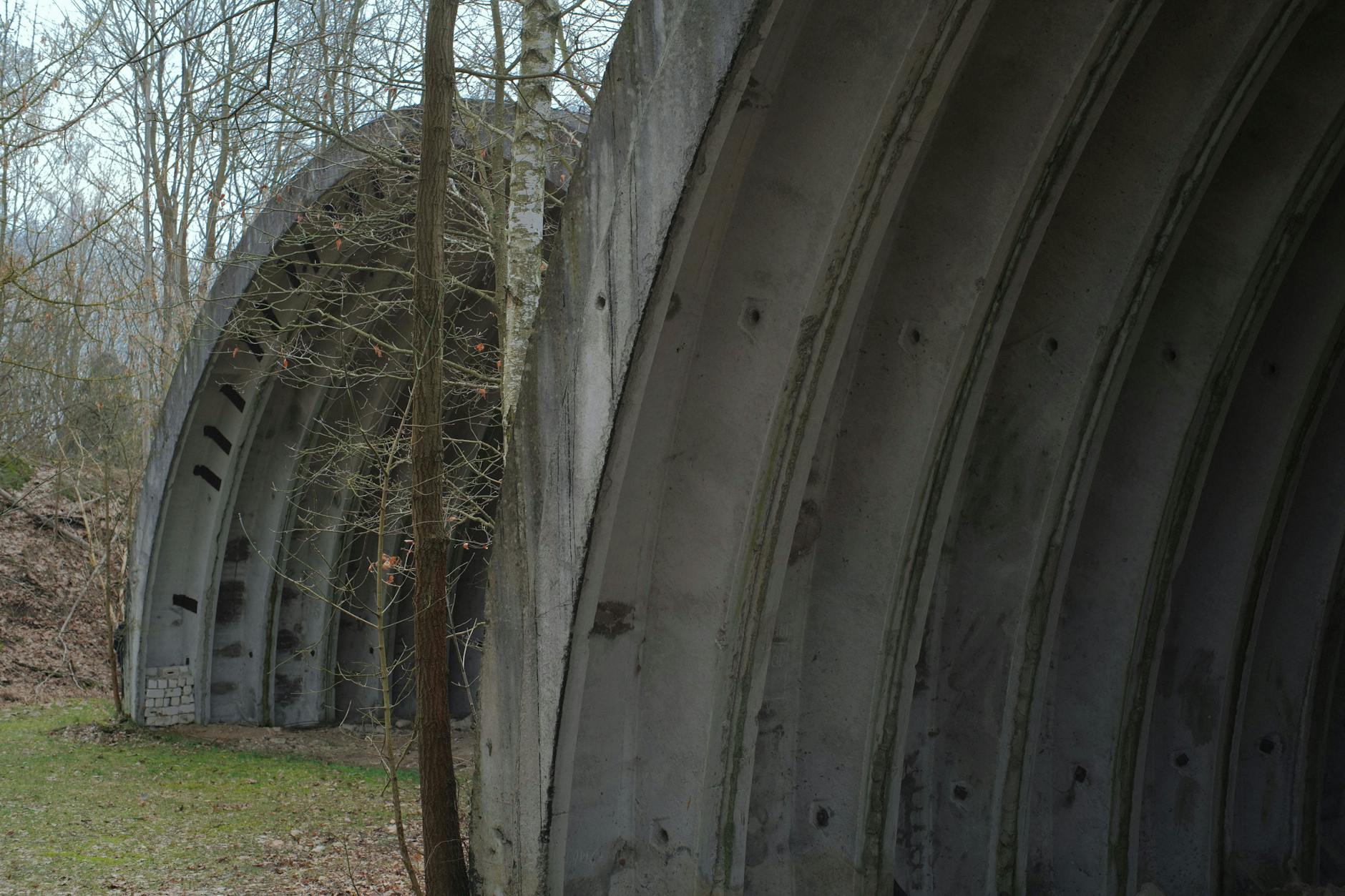 Zwischen Bäumen und grünen Wiesen schaut hier kaltes Metall hervor. 
