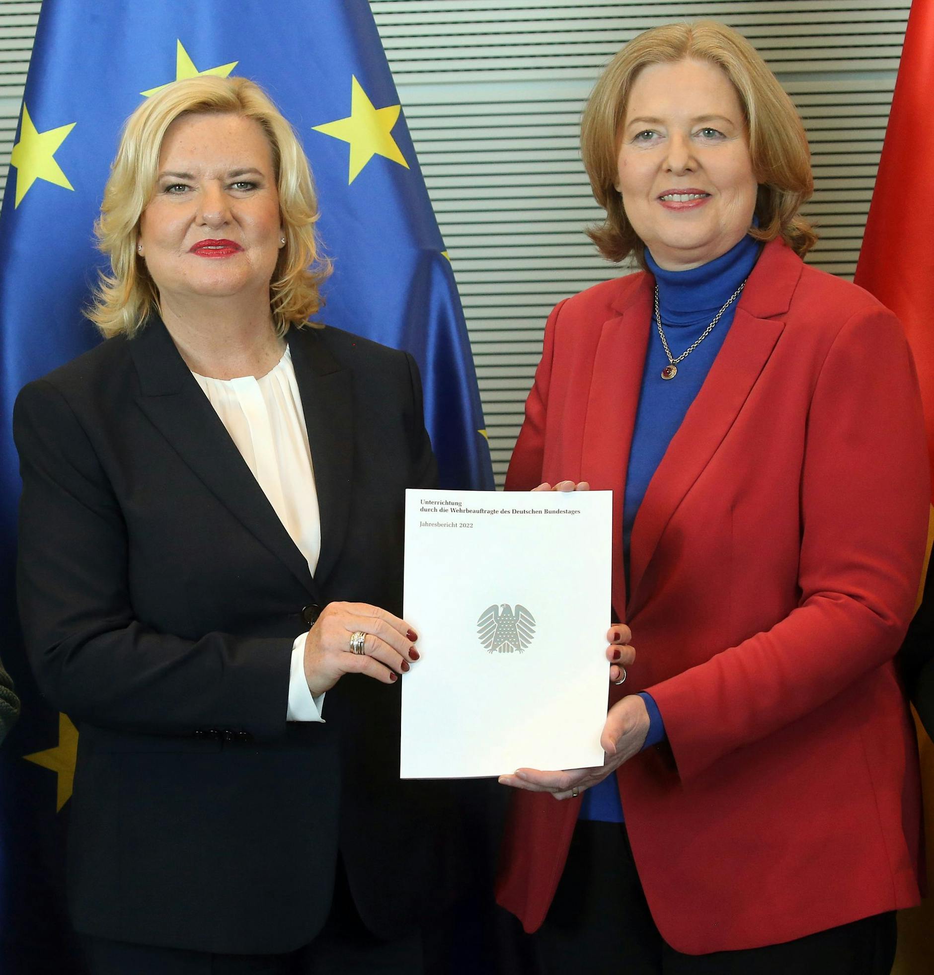 Die Wehrbeauftragte Eva Högl (l) überreicht Bundestagspräsidentin Bärbel Bas ihren Jahresbericht für 2022.