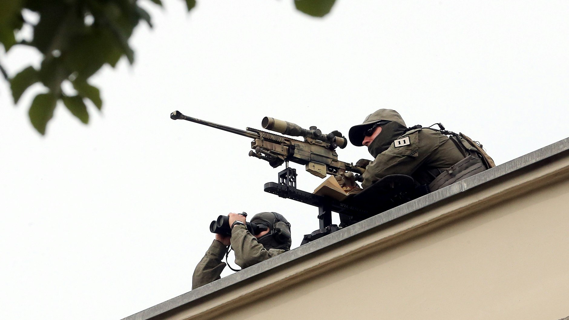 Weil Russland Anschläge auf den ukrainischen Präsidenten planen könnte, werden auf den Dächern Berlins auch Scharfschützen postiert.