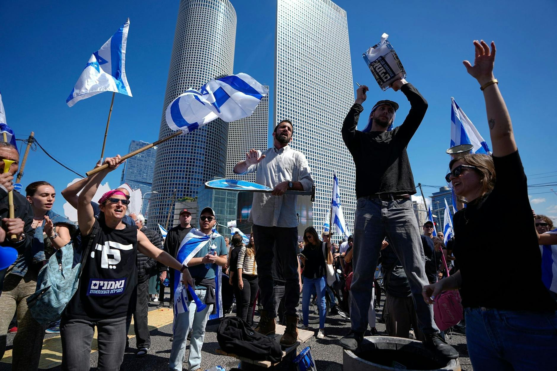 Menschen demonstrieren in Tel Aviv gegen die Pläne der israelischen Regierung.  