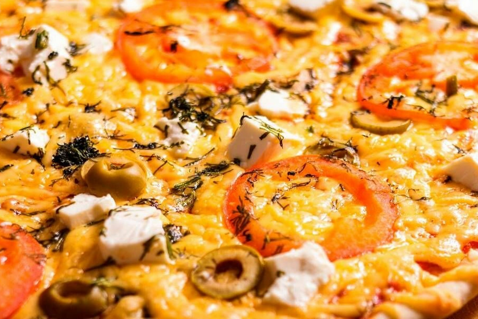 Bei den Gemüse-Zutaten der Schüttelpizza kann man variieren. Auch Oliven passen super.