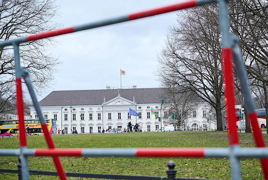 Die Berliner Polizei hat wegen des Netanjahu-Besuchs Absperrgitter vor dem Schloss Bellevue in Tiergarten aufgebaut.&nbsp;
