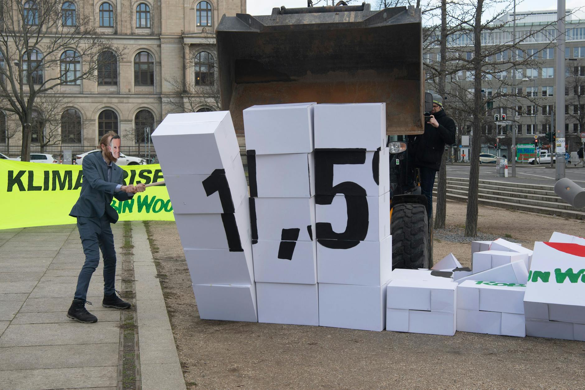 Aktivisten der Umweltschutz-Gruppe Robin Wood reißen bei einer Protestaktion am Bundesverkehrsministerium eine Mauer aus Kartons mit einem Bagger um.