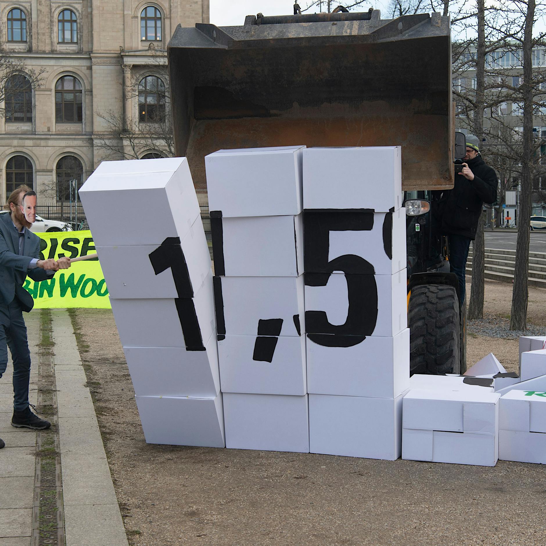 Berlin: Klimaaktivisten protestieren mit Bagger vor Verkehrsministerium