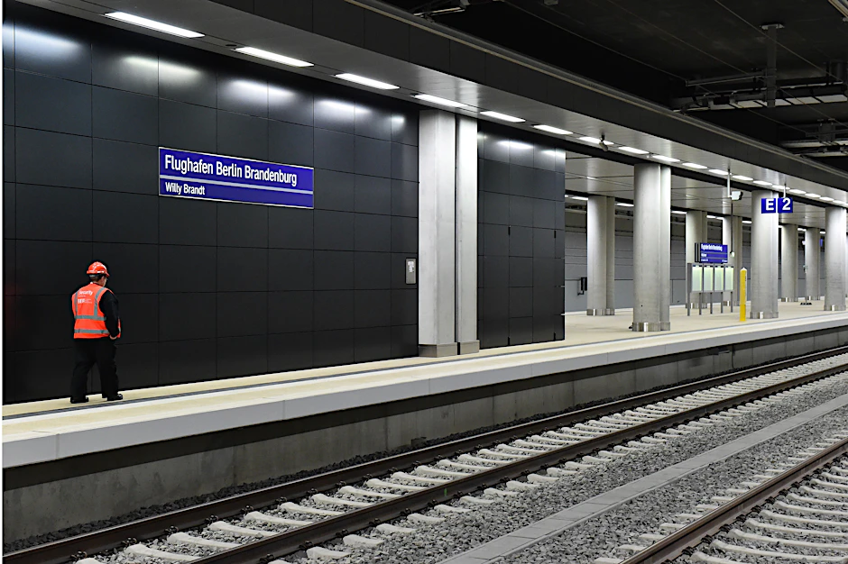 Der Tunnelbahnhof unterm BER-Terminal 1 ist seit 2011 fertig. Es dauerte neun Jahre, bis erstmals Fahrgäste ein- und ausstiegen. Hier halten S-Bahnen, Regionalzüge, Intercitys – aber keine ICE.