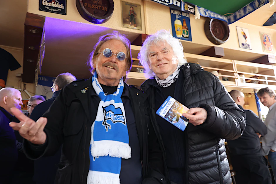 Sänger Franz Zander (l.) und Songschreiber Hanno Bruhn bei der Präsentation des Buches „Nur nach Hause“ zum Jubiläum der Hertha-Hymne.