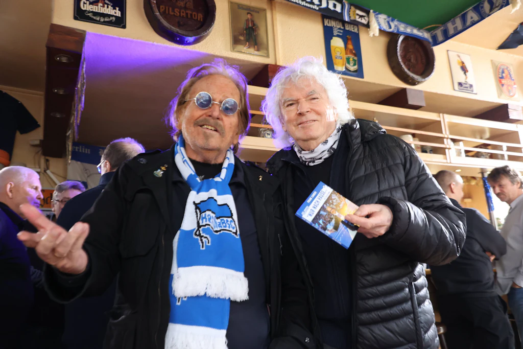 Bei Bier und Bulette: Frank Zander präsentiert sein Buch zur Hertha-Hymne