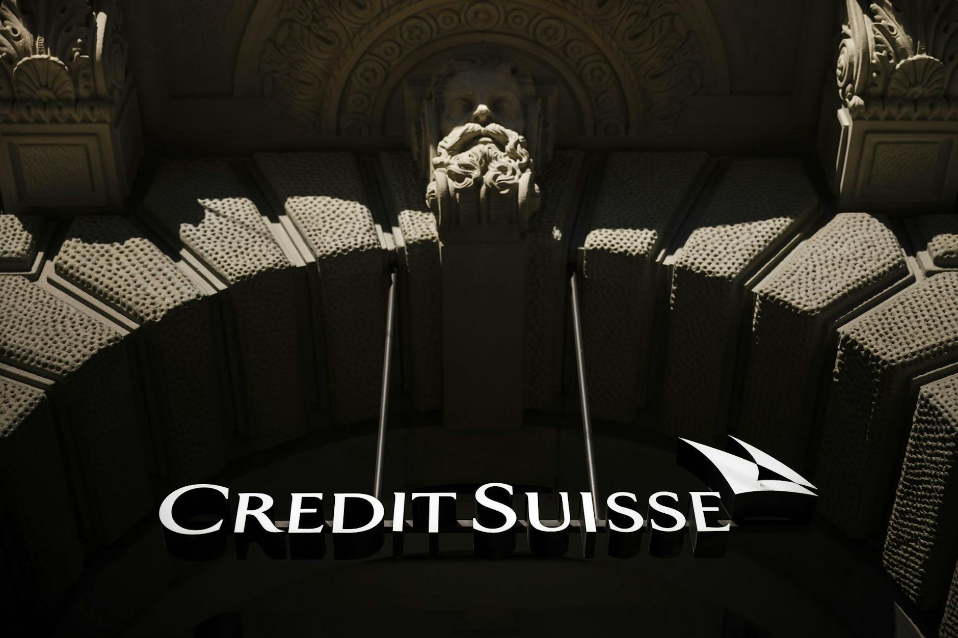 ARCHIV - Das Logo der Bank am Hauptsitz der Credit Suisse: Die Aktien der Schweizer Bank haben ein Rekordtief erreicht. Foto: Michael Buholzer/KEYSTONE/dpa