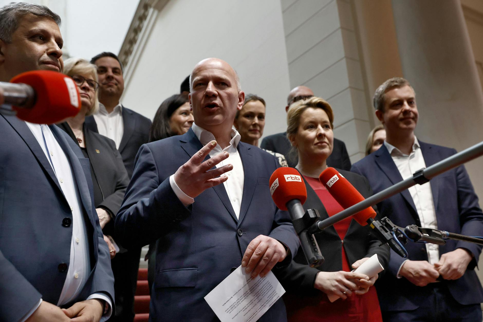 Raed Saleh (SPD,l-r), Vorsitzender der SPD Berlin, Kai Wegner (CDU), Berliner CDU-Landeschef , und Franziska Giffey (SPD), Regierende Bürgermeisterin von Berlin, Stefan Evers (CDU).