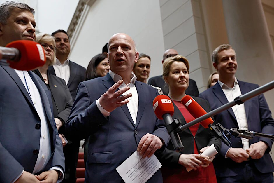 Raed Saleh (SPD,l-r), Vorsitzender der SPD Berlin, Kai Wegner (CDU), Berliner CDU-Landeschef , und Franziska Giffey (SPD), Regierende Bürgermeisterin von Berlin, Stefan Evers (CDU).
