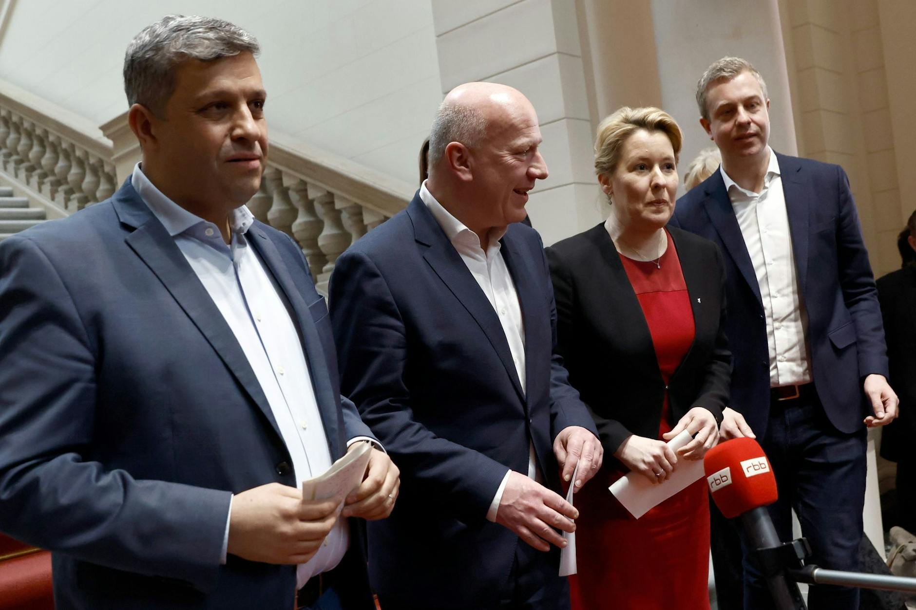 Sie wollen Berlin regieren: Raed Saleh (SPD,l-r), Kai Wegner (CDU), Franziska Giffey (SPD) und Stefan Evers (CDU) am Mittwoch vor der Presse.