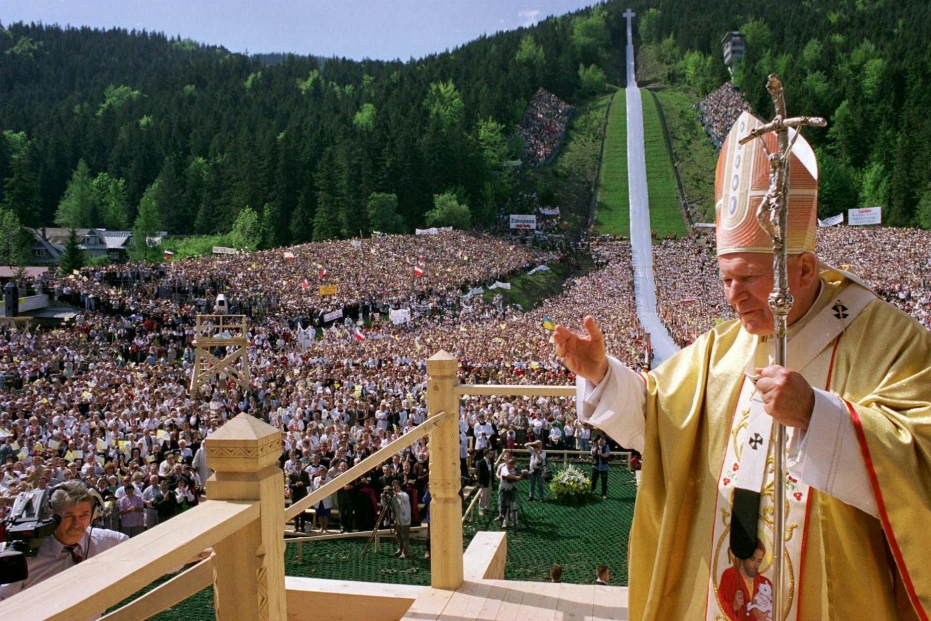 Papst Johannes Paul II. segnet am Freitag (6.6.1997) im polnischen Zakopane die rund 200.000 Gläubigen, die zu einer Freiluftmesse am siebten Tag des Papstbesuchs in Polen gekommen waren.
