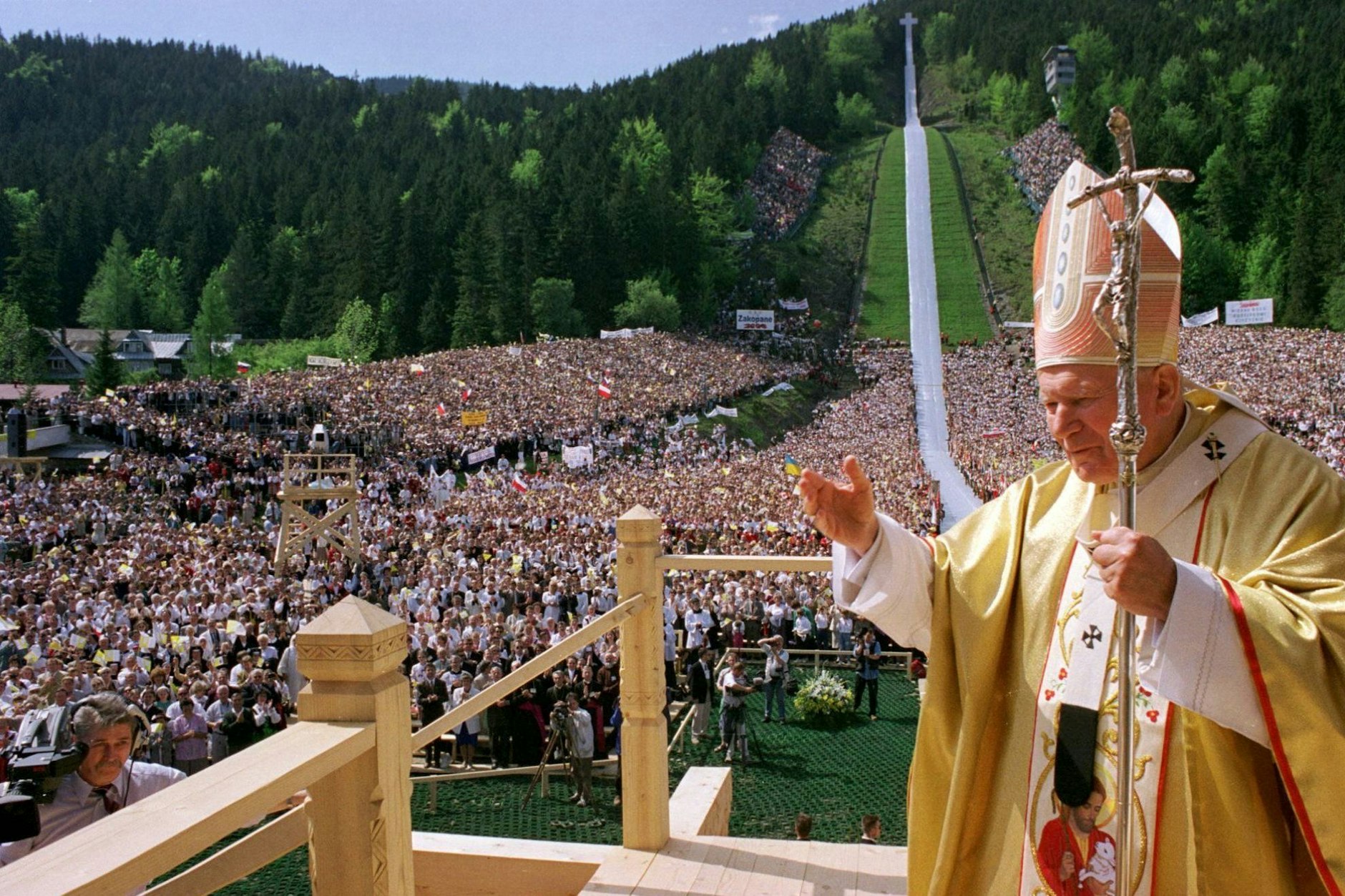 Papież Jan Paweł II błogosławi prawie 200 000 wiernych, którzy przybyli na mszę pod gołym niebem siódmego dnia wizyty Papieża w Polsce w Zakopanem w piątek (6 czerwca 1997 r.).